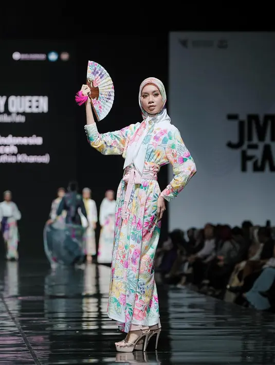 Insyira Muthia Khansa terlihat vibrant dengan dress bermotif pastel dan kerudung yang senada [@officialputeriindonesia]