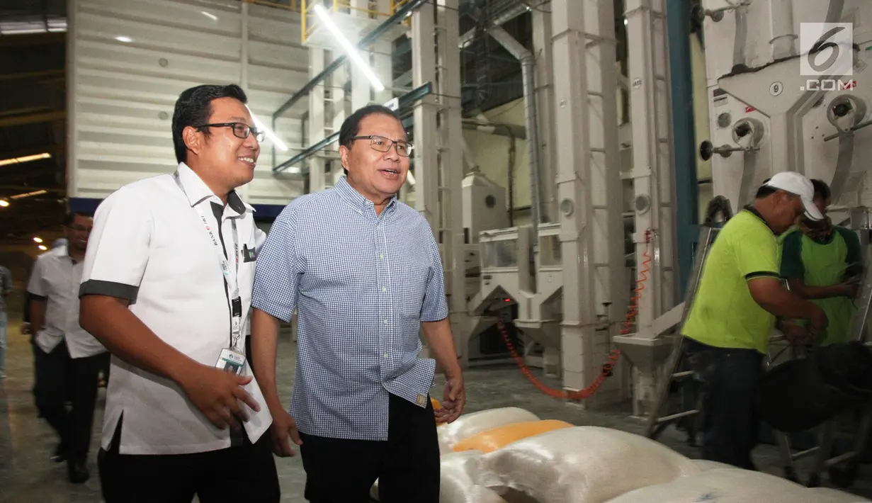 Mantan Menko Kemaritiman Rizal Ramli melakukan kunjungan ke Food Station, Kompleks Pasar Induk Beras Cipinang, Jakarta Timur, Senin (15/1). Rizal Ramli angkat bicara soal beras yang selama ini selalu disebut surplus oleh Kementan. (Liputan6.com/Pool/Ardi)