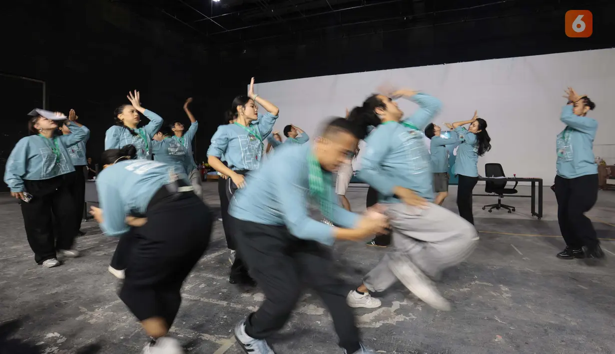 Para pemain Home Sweet Loan The Musical menjalani latihan di Jakarta, Senin (14/9/2026). Latihan dilakukan sebagai persiapan menjelang pementasan yang dijadwalkan berlangsung pada 30 September hingga 18 Oktober 2026. (KLY/Budy Santoso)