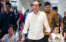 Detik-Detik Dua Pria Berlutut saat Jokowi Lewat, Ternyata ini yang Dilakukan