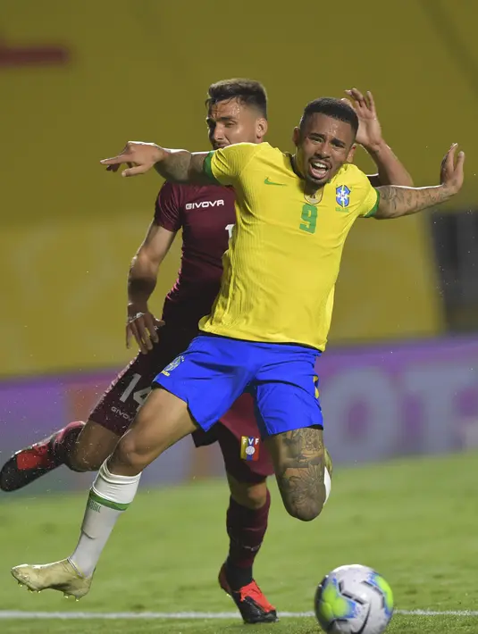 Penyerang Brasil, Gabriel Jesus (depan) berebut bola dengan bek Venezuela, Luis del Pino dalam laga Kualifikasi Piala Dunia 2022 Zona Amerika Selatan, di Estadio Morumbi, Sao Paulo, Brasil, Jumat (13/11/2020). Brasil berhasil mengalahkan Venezuela 1-0. (Nelson Almeida/Pool via AP)