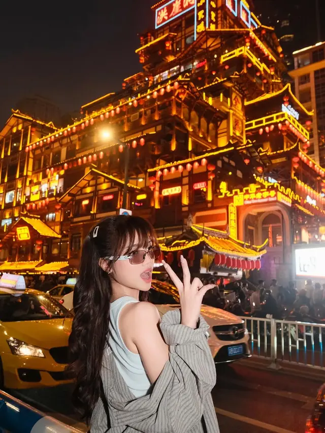6 Potret Street Style Fuji An saat Liburan di China, Chic dan Effortless di Tengah Gemerlap Kota