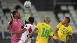 Brasil bermain dominan di awal babak pertama. Namun kiper Peru, Pedro Gallese tampil gemilang dan mampu menggagalkan beberapa peluang yang terjadi. Ia tercatat melakukan lima kali penyelamatan kala laga sudah berjalan 25 menit. (Foto: AFP/Carl De Souza)