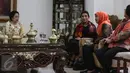 Presiden kelima RI Megawati Soekarnoputri dan beberapa menteri kabinet kerja berbincang di kediaman Megawati,  Jalan Teuku Umar, Jakarta, Selasa (7/3). Mereka menunggu kedatangan istri PM Malaysia Najib Razak, Rosmah Mansor. (Liputan6.com/Faizal Fanani)