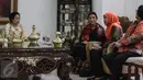 Presiden kelima RI Megawati Soekarnoputri dan beberapa menteri kabinet kerja berbincang di kediaman Megawati,  Jalan Teuku Umar, Jakarta, Selasa (7/3). Mereka menunggu kedatangan istri PM Malaysia Najib Razak, Rosmah Mansor. (Liputan6.com/Faizal Fanani)