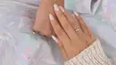 Sang kekasih, Faishal Tanjung melamar di sebuah taman yang menciptakan suasana romantis ditemani dengan rintik hujan. (Foto: Instagram/ cakecaine)