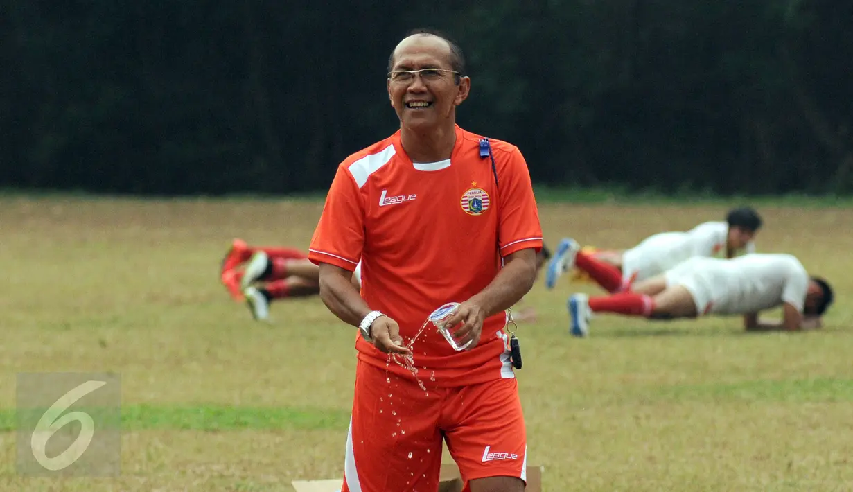 Pelatih Persija, Bambang Nurdiansyah tersenyum usai sesi latihan di NYTC PSSI, Sawangan, Depok, Sabtu (31/10/2015). Bambang Nurdiansyah menggantikan Rahmad Darmawan memimpin Persija di turnamen Piala Jenderal Sudirman. (Liputan6.com/Helmi Fithriansyah)  