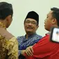 Cawagub DKI Jakarta, Djarot Saiful Hidayat berbincang sebelum dimulainya sidang kasus pengadangan kampanyenya dengan terdakwa Naman Sanip di PN Jakarta Barat, Jumat (16/12). JPU menghadirkan 8 dari 13 saksi, termasuk Djarot. (Liputan6.com/Gempur M Surya)