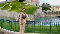 Tiba di Paris, Ayu Ting Ting tampil modis dengan Jacquemus Floral Patterned Cardigan seharga Rp13 jutaan. [@ayutingting92].