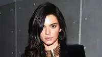 Style Kendall Jenner pakai sepatu boots. (Image: teenvogue.com)