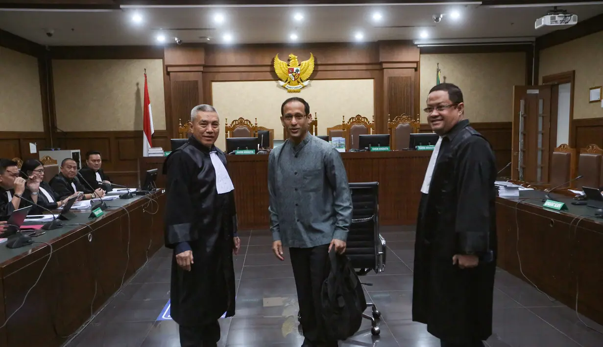 Untuk diketahui, sebelumnya, sidang dakwaan terhadap mantan Menteri Pendidikan, Kebudayaan, Riset, dan Teknologi (Mendikbudristek) ini, dua kali tertunda. Tampak dalam foto, mantan Menteri Pendidikan, Kebudayaan, Riset, dan Teknologi (Mendikbudristek) Nadiem Anwar Makarim (tengah) sesaat sebelum dimulainya sidang kasus dugaan tindak pidana korupsi (Tipikor) terkait program digitalisasi pendidikan berupa pengadaan laptop Chromebook dan Chrome Device Management (CDM) di lingkungan Kemendikbudristek tahun 2019–2022 di Pengadilan Tipikor, Jakarta, Senin (5/1/2026). (merdeka.com/Arie Basuki)