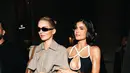 Pakaian yang lebih sederhana dan mencolok ini kontras dengan yang dikenakan Kylie saat menghadiri presentasi Schiaparelli terakhir Daniel Roseberry pada bulan Juni.  [@kyliejenner].