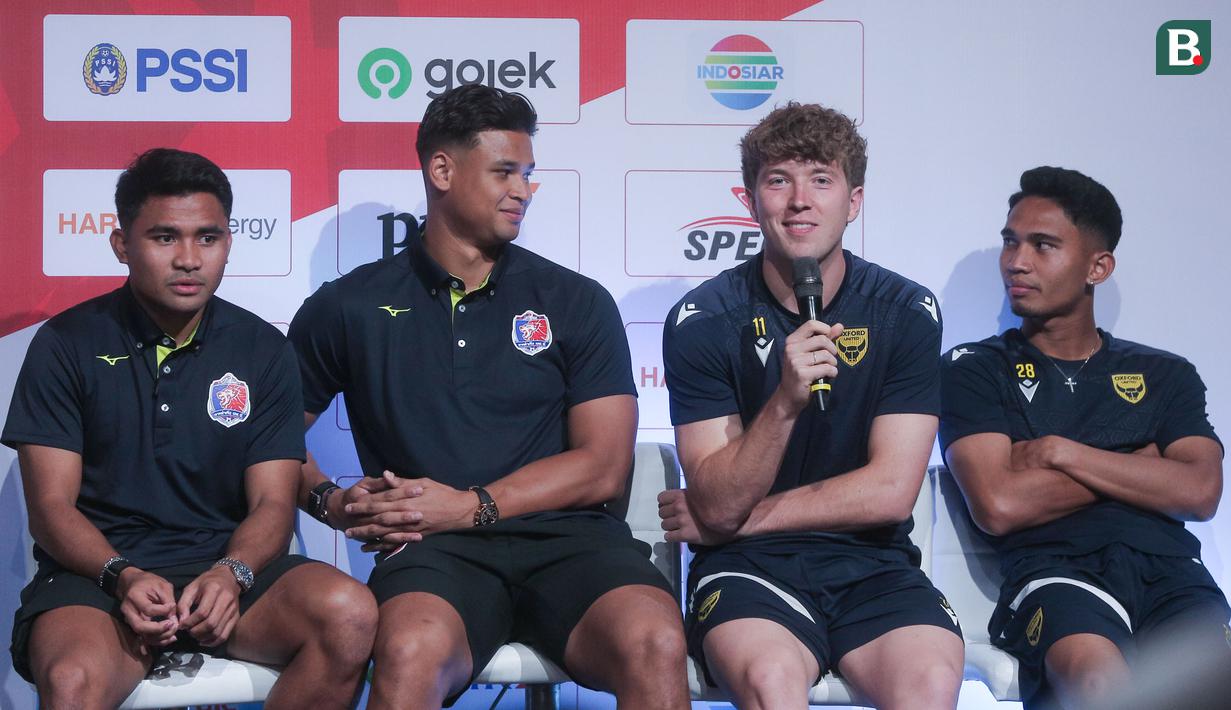 Pemain Oxford United, Ole Romeny, memberikan keterangan dalam konferensi pers terkait Piala Presiden 2025 di SCTV Tower, Senayan, Jakarta Pusat, Jumat (4/7/2025).(Bola.com/M Iqbal Ichsan)