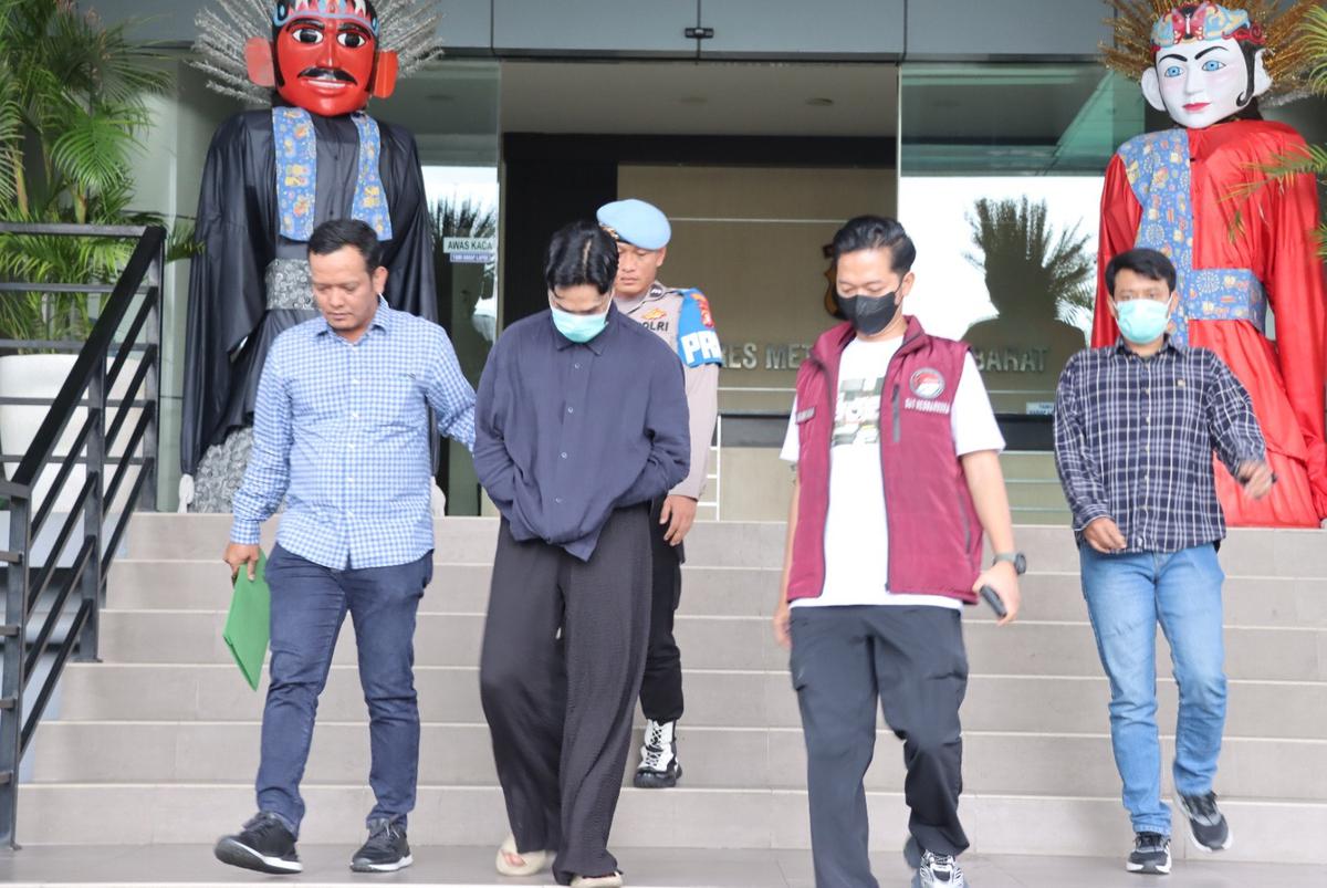 Artis Onad terlihat usai diperiksa terkait narkoba oleh Satuan Reserse narkoba Polres Metro Jakarta Barat, Minggu (2/11).