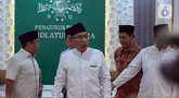 Pengurus Besar Nahdlatul Ulama (PBNU) Yahya Cholil Staquf alias Gus Yahya (kedua kiri) sesaat sebelum memberikan keterangan terkait pertemuan lima kader NU dengan Presiden Israel Isaac Herzog di Gedung PBNU, Jakarta Pusat, Selasa (16/10).  7/2024).  (Liputan6.com/Angga Yuniar)