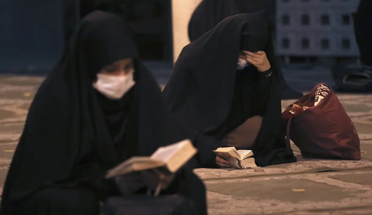 Jemaah berdoa memburu malam lailatul qadar pada bulan suci Ramadan di Masjid Universitas Teheran, Laylat al-Qadr, Iran, Selasa (12/5/2020). Iran mengizinkan masjid dibuka kembali, namun dengan memperhatikan prosedur kesehatan dan sosial untuk mencegah penyebaran COVID-19. (AP Photo/Vahid Salemi)