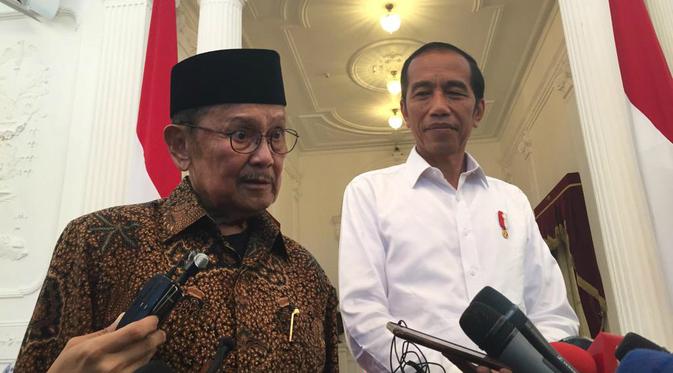 Presiden Jokowi bertemu dengan Presiden ketiga RI BJ Habibie di Istana, Jumat (24/5/2019). (Merdeka.com/Intan Umbari)