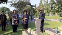 Menkes Nila Moeloek berdoa di depan pusara almarhum Ainun Habibie