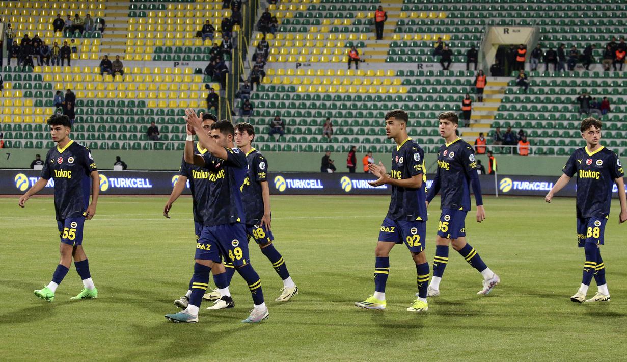 Kejadian tersebut bermula setelah Mauro Icardi mencetak gol pada detik ke-50. Tak berselang lama, mereka kemudian tiba-tiba memutuskan untuk keluar meninggalkan lapangan pertandingan. (AP Photo/Dia Images/Huseyin Yavuz)