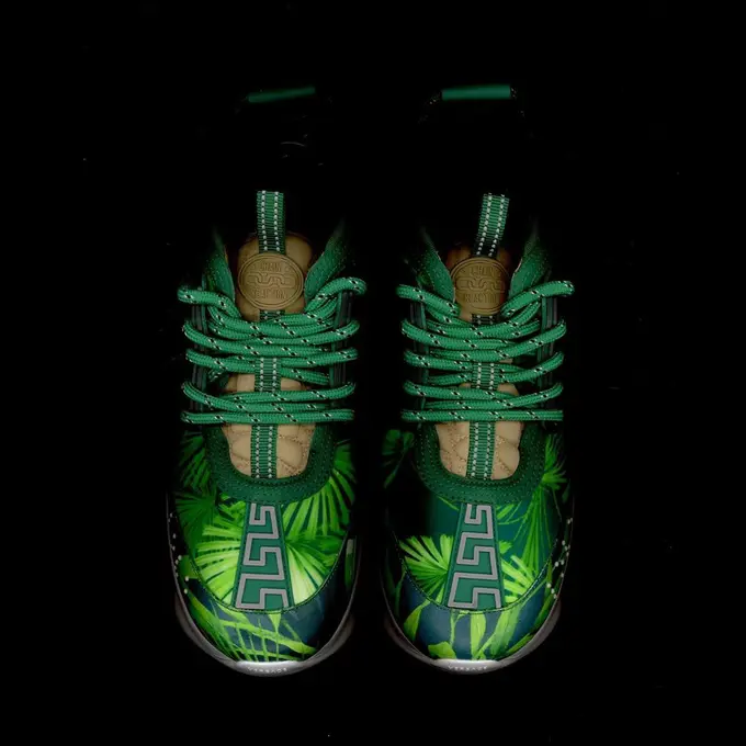 Gaun Ikonik Jennifer Lopez dari Versace Dijadikan Sneakers Seharga Rp 15 Juta