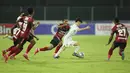 Taisei Marukawa juga dianugerahi kemampuan yang mumpuni dalam menguasai bola. Ia menjadi pemain yang sulit dihentikan saat mendribel bola dan kerap mendapat pengawalan ketat, bahkan amat sering dijatuhkan lawan untuk menghentikan aksinya. (Bola.com/M Iqbal Ichsan)
