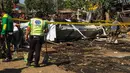 Penyelidik berdiri di dekat puing-puing Helikopter bell 429 yang membawa kepala polisi Filipina setelah jatuh di Kota San Pedro, selatan Manila, Kamis (5/3/2020). Saat helikopter lepas landas, debu beterbangan dan menciptakan awan debu tebal hingga mempengaruhi visibilitas di daerah tersebut.  (AFP)