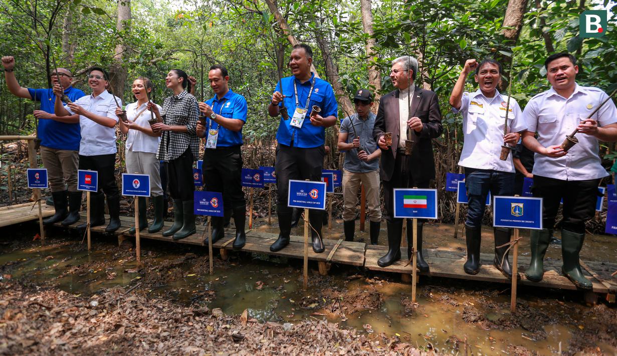 Sejumlah anggota LOC Piala Dunia FIBA 2023, perwakilan dari Kemenpora RI, Direktur Utama Pusat Pengelolaan Komplek Gelora Bung Karno (PPK GBK) Rakhmadi Afif Kusumo, dan Duta Besar Iran untuk Indonesia Mahdi Rounagh berfoto bersama setelah melakukan penanaman bakau pada acara penanaman bakau "Kick-off Dribbling Towards Sustainbility FIBA Basketball World Cup 2023" di Kawasan Ekowisata Mangrove PIK, Jakarta, Selasa (22/08/2023). (Bola.com/Bagaskara Lazuardi)