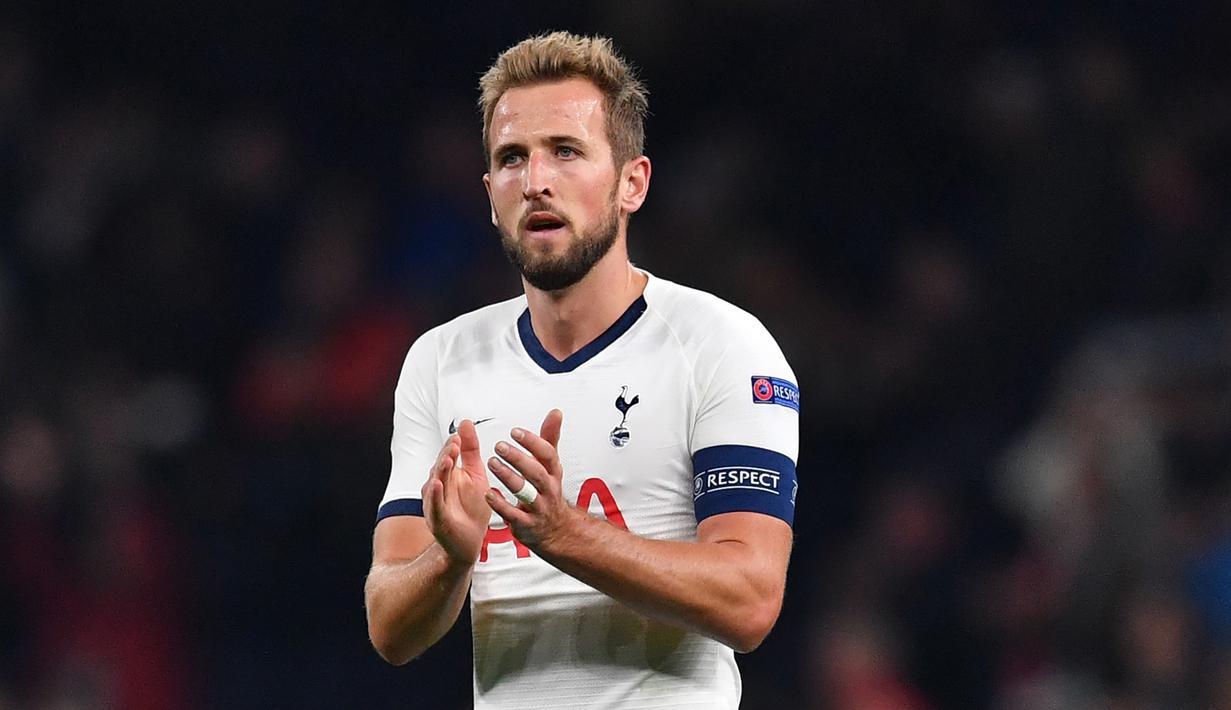 3. Harry Kane (Tottenham) - Kane mampu menjelma sebagai predator menakutkan di kotak penalti dan menjadi mesin gol Tottenham. Pada musim 2016/2017, Kane menjadi pencetak gol paling banyak di Premier League. (AFP/Ben Stansall)