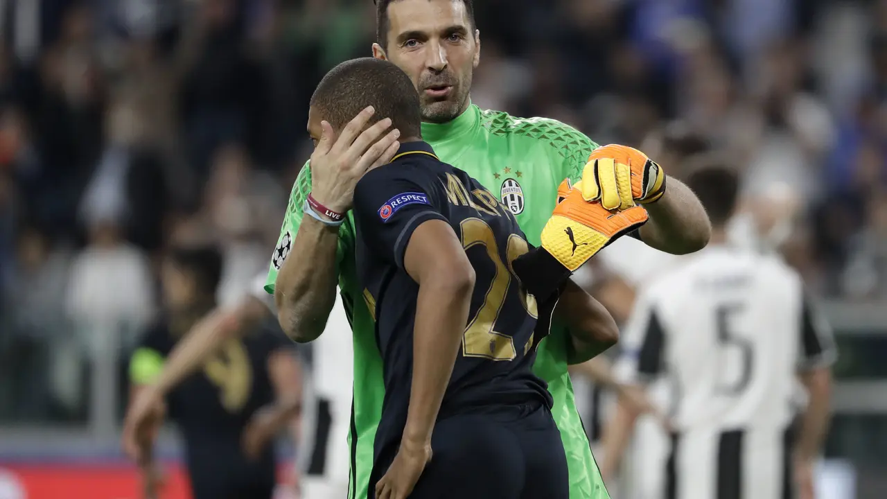 Kiper Juventus, Gianluigi Buffon, menghibur striker AS Monaco Kylian Mbappe selepas leg kedua semifinal Liga Champions di Juventus Stadium, Rabu (10/5/2017) dinihari WIB. Juventus menang 2-1. 