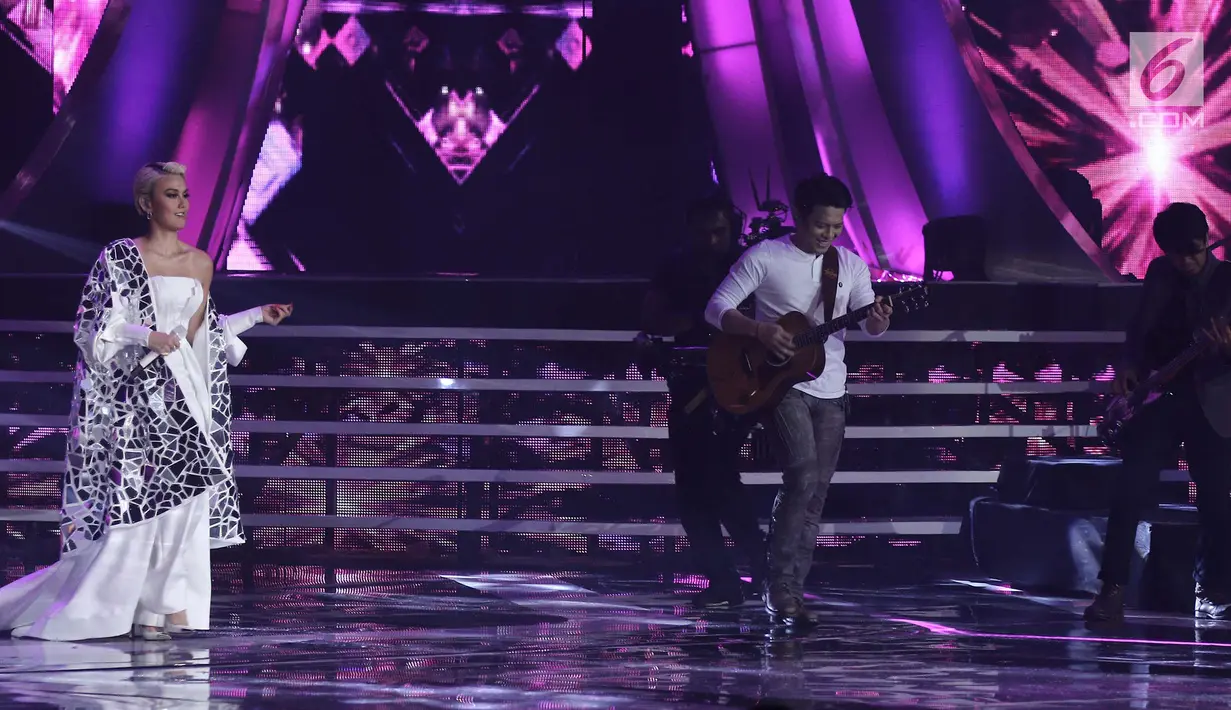 Penampilan Agnez Mo saat berkolaborasi dengan grup musik NOAH pada malam puncak HUT ke 27 SCTV di Hall D, Jiexpo Kemayoran, Jakarta, Kamis (24/8). Mereka membawakan lagu berjudul "Khayalan Tingkat Tinggi". (Liputan6.com/Herman Zakharia)