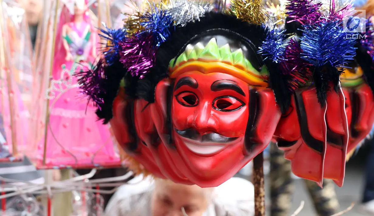 Warga melihat pernak pernik mainan yang dijual di area Festival Pecinan 2019 di kawasan jalan Pancoran, Glodok, Jakarta, Rabu (20/2). Festival Pecinan 2019 digelar untuk memeriahkan perayaan Imlek dan Cap Go Meh. (Liputan6.com/Helmi Fithriansyah)