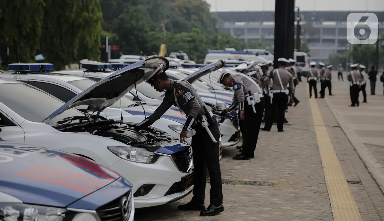 Polisi mengecek fasilitas kendaraan pengamanan perayaan Natal 2019 dan Tahun Baru 2020 di Parkir Timur GBK, Jakarta, Senin (25/11/2019). Kendaraan yang dicek meliputi motor patwal, mobil patroli dan pengawasan jalan hingga angkutan derek. (Liputan6.com/Faizal Fanani)