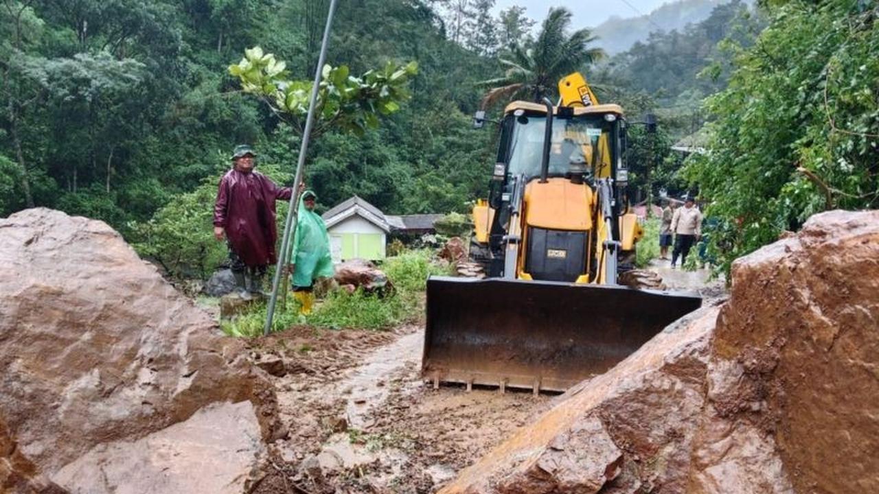BPBD Kudus Sigap Tangani 8 Titik Longsor, Akses Jalan Warga Kembali Terbuka