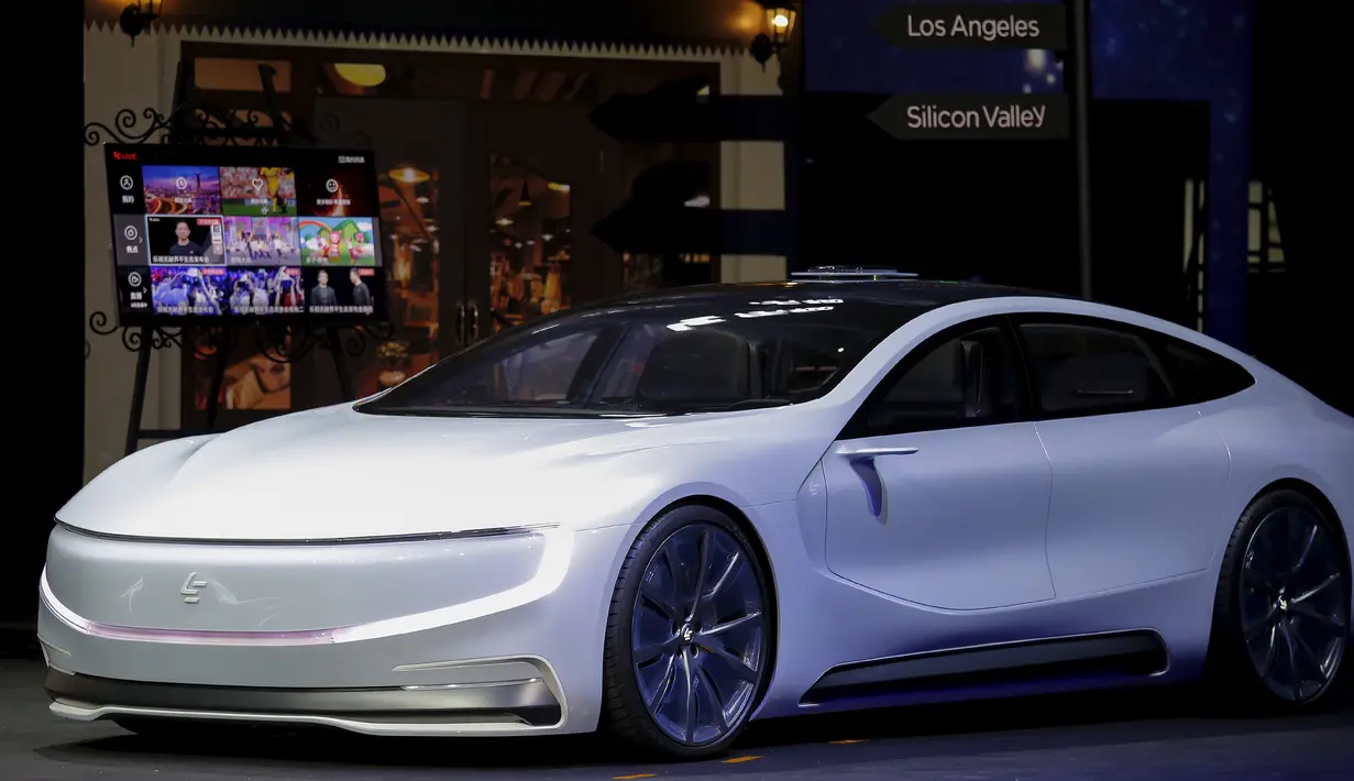 Mobil listrik tanpa awak LeSEE buatan LeEco diperkenalkan di Beijing, China (20/4). Mobil listrik pertama buatan LeEco ini dapat melaju self-driving atau tanpa awak yang dikendalikan melalui perintah suara dari smartphone. (REUTERS/Damir Sagolj)