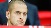 Gelandang Aston Villa, Joe Cole, menilai Chelsea masih memiliki kans untuk menjadi juara Premier League musim ini. (Reuters/Juan Medina)