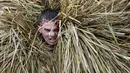 Seorang warga mengambil bagian dalam pertunjukan perayaan hari libur Malanka di desa Krasnoyarsk, Chernivtsi, Ukraina, (14/1/20106). Festival Malanka merupakan malam tahun baru menurut kalender Julian. R. (REUTERS/Valentyn Makarenko)