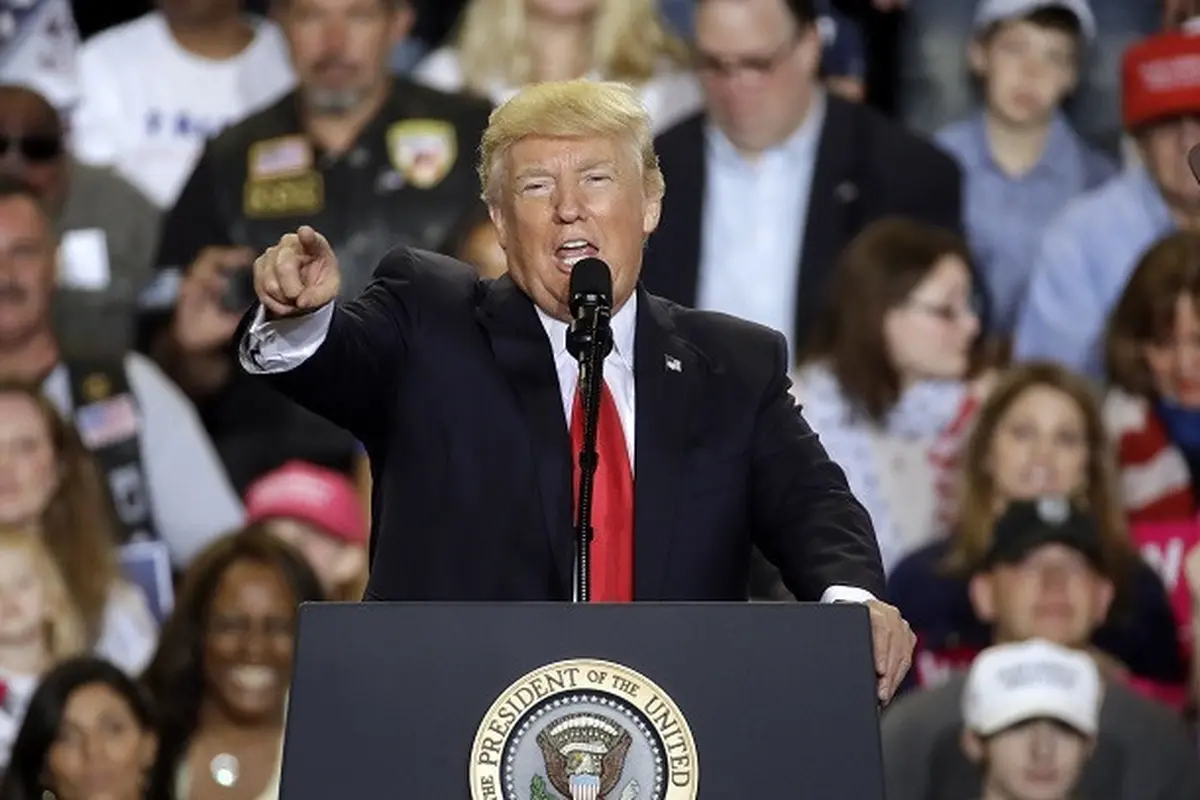 Donald Trump ketika berpidato di hadapan para pendukungnya dalam rangka 100 hari pemerintahannya