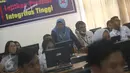 Seorang guru saat mengawas Ujian Nasional Berbasis Komputer (UNBK) di SMAN 3 Jakarta, Senin (10/4). Pelaksanaan UNBK SMA dan Madrasah Aliyah (MA) sederajat ini berlangsung hingga Kamis, 13 April 2017. (Liputan6.com/Immanuel Antonius)