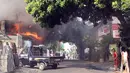 Sebuah toko material di kawasan Grogol dilanda kebakaran, Jakarta, Kamis (21/5/2015) siang sekitar pukul 15.00 WIB. Menurut warga sekitar, api diduga muncul dari lantai dua gudang toko material. (Liputan6.com/Helmi Afandi)