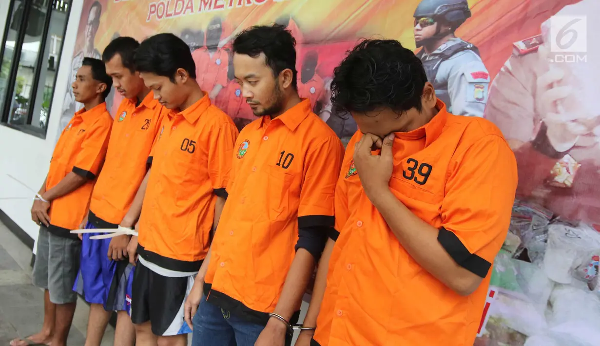 Tersangka dihadirkan saat menggelar rilis barang bukti ganja di Polda Metro Jaya, Jakarta, Selasa (24/4). Narkotika jenis ganja dibawa dari Aceh ke Jakarta disimpan di dalam bak truk yang sudah dimodifikasi. (Liputan6.com/Arya Manggala)