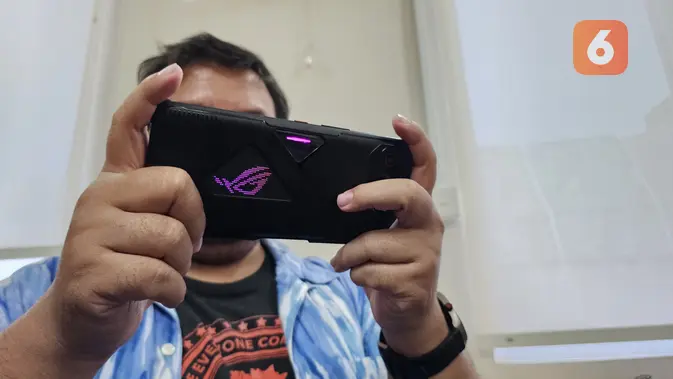 <p>Asus ROG Phone 7 bagian belakang tampilkan LED bentuk logo ikonik ROG. (/ Yuslianson)</p>