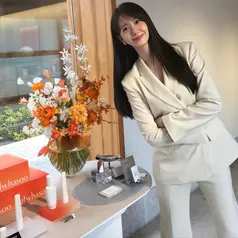 Dikenal sebagai global ambassador, Yoona tampil begitu effortless namun tetap memancarkan karisma layaknya seorang CEO muda yang sukses. [@yoona_lim].