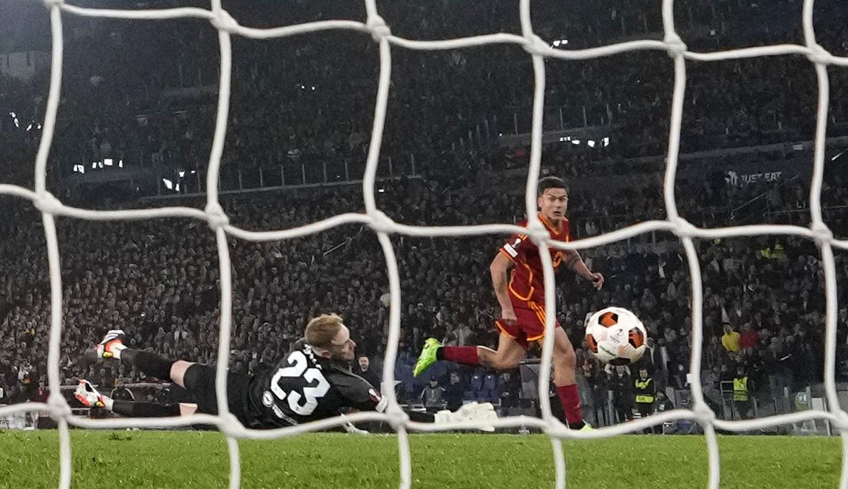 Pemain AS Roma, Paulo Dybala (kanan) mencetak gol pertama timnya ke gawang Brighton setelah memanfaatkan umpan trobos ciamik Leandro Paredes pada laga leg pertama 16 besar Liga Europa 2023/2024 di Olympic Stadium, Roma, Italia, Jumat (08/03/2024) dini hari WIB. (AP Photo/Andrew Medichini)