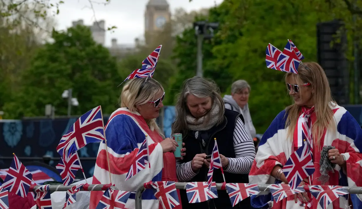 Para penggemar mendirikan kemah-kemah dan tidak lupa dengan hiasan keluarga kerajaan di sepanjang jalan ikonik di London ini. (AP Photo/Alessandra Tarantino)
