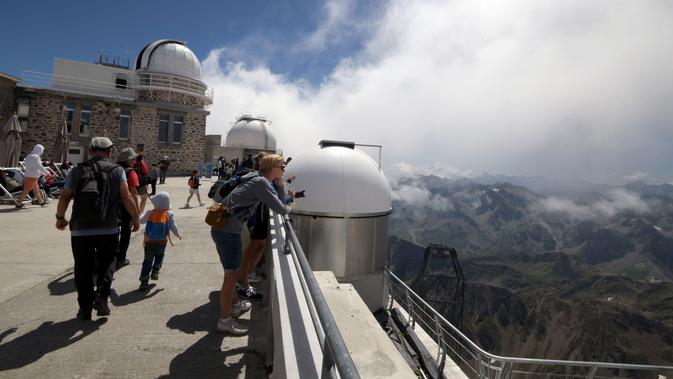 Turis mengunjungi puncak Pic du Midi Bigorre dan observatorium astronomi di La Mongie, Prancis pada 15 Juli 2019. Observatorium tertinggi se-Eropa di Pic du Midi de Bigorre terletak pada ketinggian 2877 mdpl. (Photo by PASCAL PAVANI / AFP)
