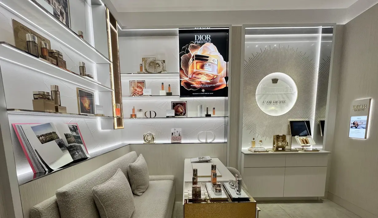 Mengutamakan kenyamanan, tersedia area skincare lounge yang leluasa untuk pelanggan berkonsultasi dan mencoba beragam produk. / Foto dok: Fimela.