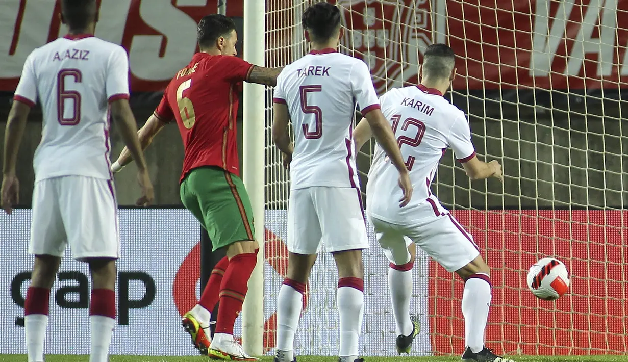 Berawal dari skema tendangan bebas, William Carvalho menanduk bola, namun berhasil dipatahkan Al Sheeb. Sayangnya, bola tepisan kiper Qatar itu jatuh ke kaki Jose Fonte yang tidak terkawal. Sang bek tidak kesulitan melakukan tap in sehingga Portugal unggul 2-0. (AP Photo/Joao Matos)