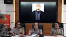 Kadiv Humas Polri Irjen Boy Rafli Amar (tengah) menggelar konferensi pers terkait bom Bandung, di Divhumas Polri, Jakarta, Selasa (28/2). Pelaku teror, Yayat Cahdiyat, merupakan residivis kasus terorisme yang bebas pada 2014. (Liputan6.com/Johan Tallo)