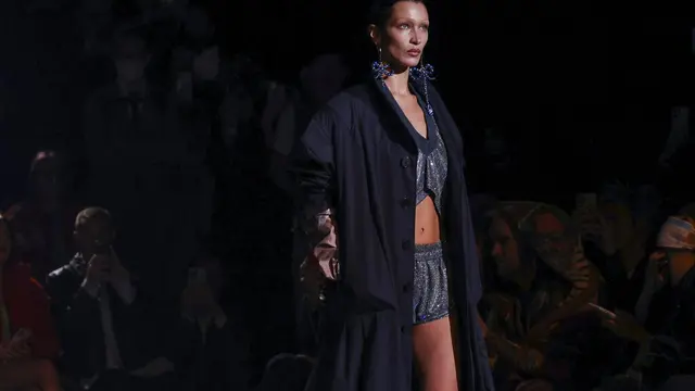 Bella Hadid di Paris Fashion Week 2022. (Foto: Vianney Le Caer/Invision/AP)