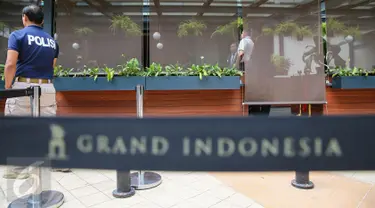 Anggota Reskrim Polda Metro Jaya berdiri di depan Cafe Olivier, Mal Grand Indonesia, Jakarta, Senin (11/1). Polisi melakukan pra-rekonstruksi kematian Wayan Mirna Salihin yang meninggal setelah minum kopi di kafe tersebut. (Liputan6.com/Faizal Fanani)